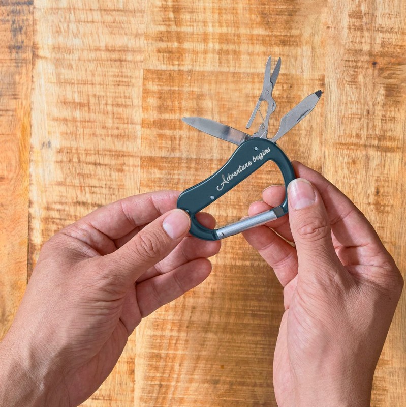 Portachiavi moschettone multiutensile 5 in 1 con lima, apribottiglie, coltello e forbici, per un classico regalo uomo